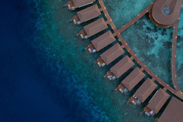 Cinnamon Velifushi Maldives, Malediven, Sunset Water Bungalow with Jacuzzi, Luftaufnahme Wasser Bungalows