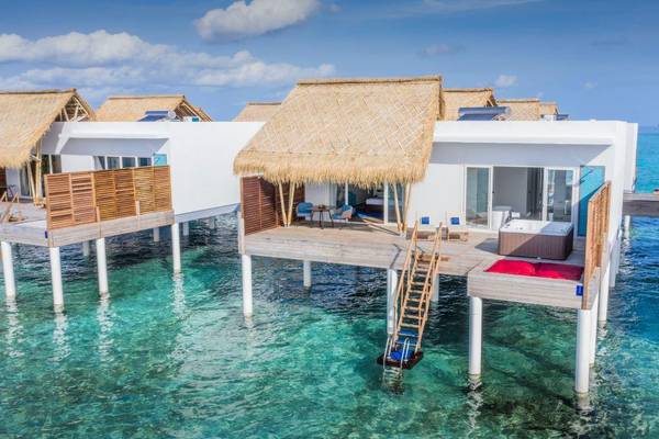 Emerald Maldives Resort & Spa, Malediven, Jacuzzi Water Villa, Terrasse mit Jacuzzi