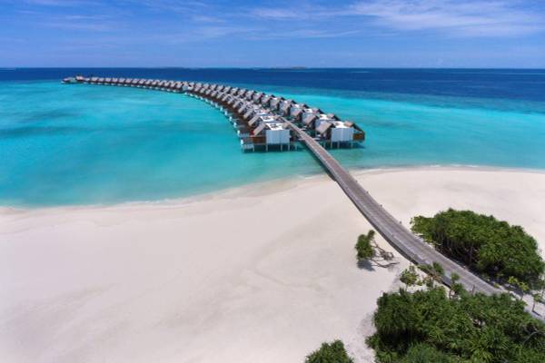 Emerald Maldives Resort & Spa, Malediven, Water Villa, Steg mit Wasservillen