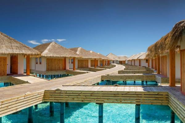 Kudafushi Resort & Spa, Malediven, Water Villa, Wasservillen auf Stelzen