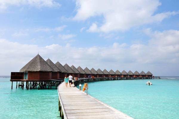 Thulhagiri Island Resort & Spa, Malediven, Water Bungalow, Steg mit Überwasser Bungalows