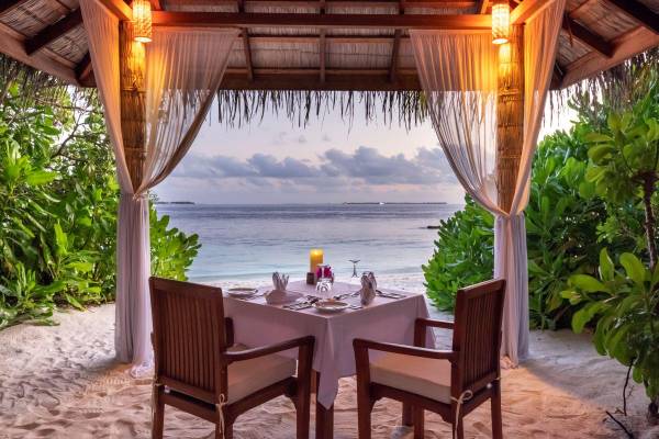 Reethi Faru Resort, Malediven, Huvandhu Garden Restaurant, Dinner am Strand