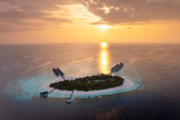 Angaga Island Resort & Spa, Malediven, Luftaufnahme Insel bei Sonnenuntergang