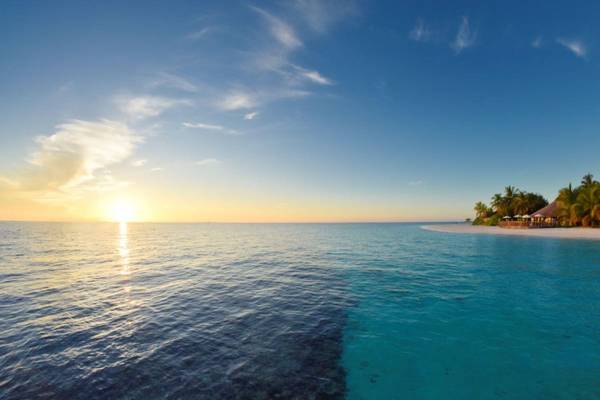 Angaga Island Resort & Spa, Malediven,  Hauptbar bei Sonnenuntergang