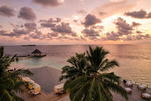 Coco Bodu Hithi, Malediven, Restaurant Latitude bei Sonnenuntergang