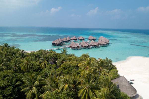 Coco Palm Dhuni Kolhu, Malediven, Luftaufnahme Villen auf Stelzen über dem Wasser