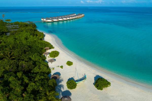 Raaya by Atmosphere, Malediven, Strand und Wasservillen