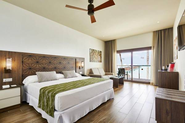RIU Atoll, Malediven, Double Room, Schlafzimmer mit Ausgang zum Balkon