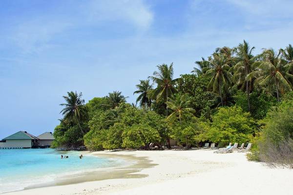 Strand, Embudu Village