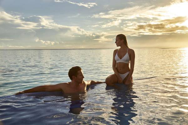 RIU Palace Maldivas, Malediven, Slider, Paar im Infinity Pool