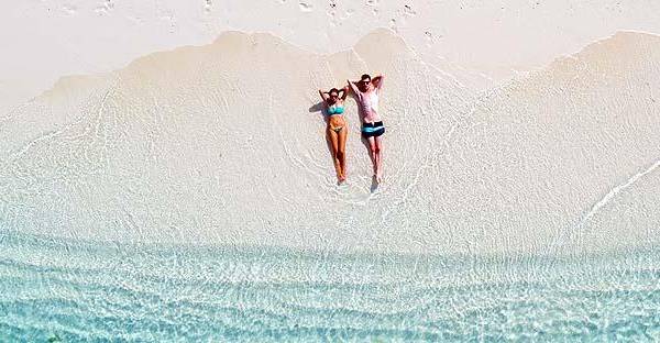 Pärchen im Sand, Relax, Panorama, Embudu Village, Maldives