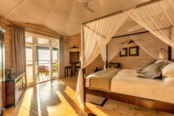 Komandoo Island Resort, Malediven, Jacuzzi Beach Villa, Schlafzimmer mit Ausgang zur Terrasse