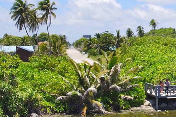 Insel Gan, Mangroven, Equator Village