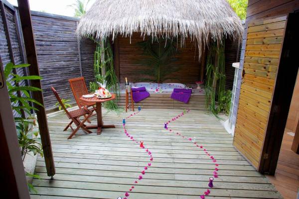 Kuredu Island Resort, Malediven, 'O' Jacuzzi Beach Villa, halboffenes Badezimmer