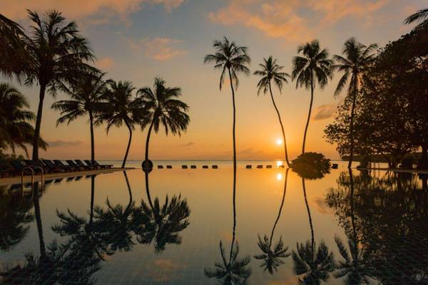 Meeru Island Resort, Malediven, Slider, Pavilion Bar, Pool bei Sonnenuntergang