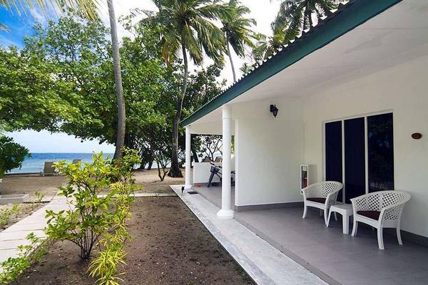Terrasse, seitlicher Meerblick, Equator Village, Malediven