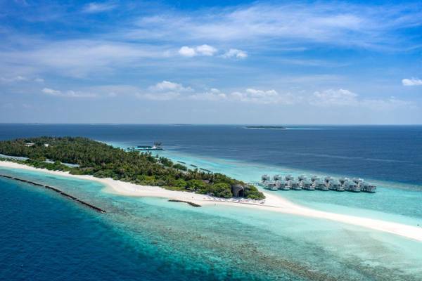 Dhigali Maldives, Insel, Drohneaufnahme, Water Villas