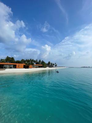 Veligandu Maldives Resort Island, Restaurants, Beach