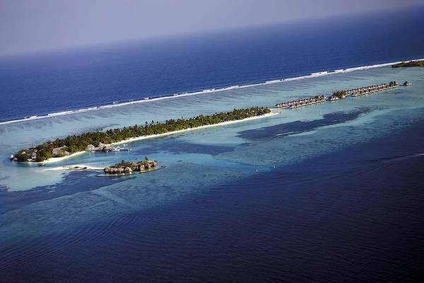 Drohnenaufnahme des Four Seasons Resort Maldives at Kuda Huraa