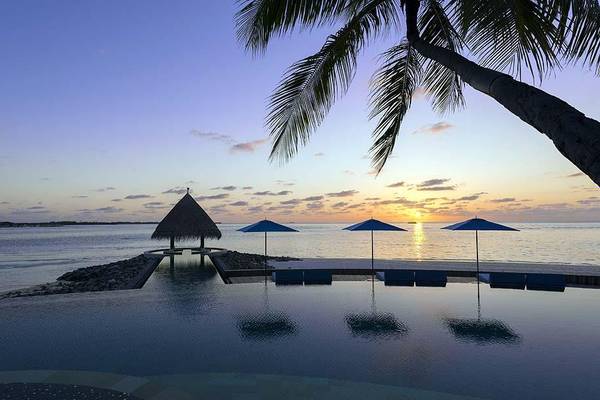Serenity Pool bei Sonnenuntergang, Adults only, Four Seasons Resort Maldives at Kuda Huraa