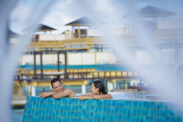 Angsana_Velavaru-InOcean_Villa_Couple_in_Pool