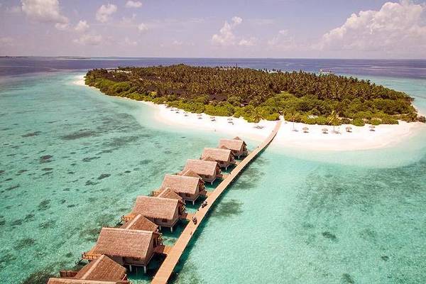 Blick auf die Insel mit den Wasservillen, Furaveri Maldives, Drohnenaufnahme