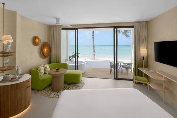 Centara_Mirage_Beachfront_Room_with_Jacuzzi_2