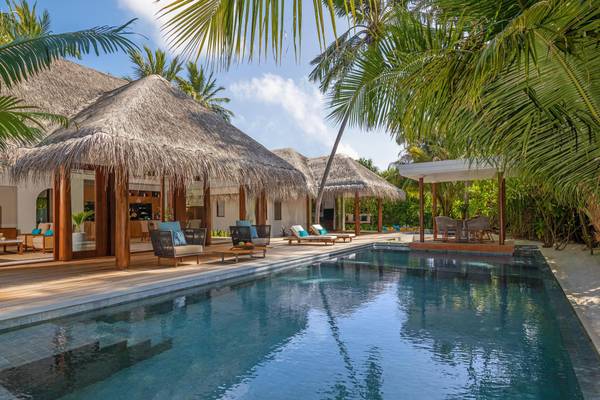 Anantara Kihavah - Exterior View Two Bedroom Beach Pool Residence Außenansicht mit Pool