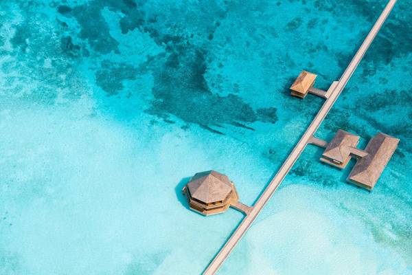 Nala Maldives, Steg, Drohnenfoto von Steffen Abel