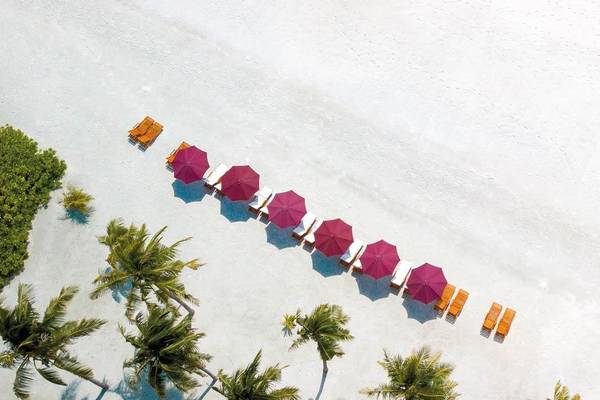 Sonnenschirme am Strand, Hondaafushi Island Resort