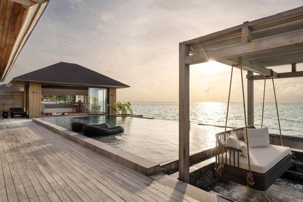 Madifushi_Private_Island_Maldives_Tranquil_Sunrise_Aqua_Pool_Villa_Glasboden_Terrasse