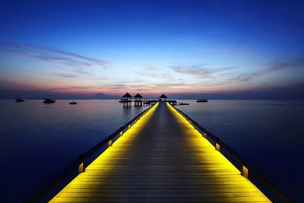 Beleuchteter Steg, JA Manafaru, Maldives