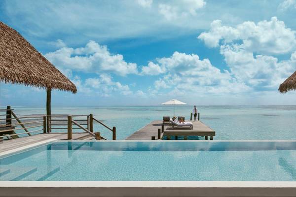 2 Bedroom Water Villa mit Pool