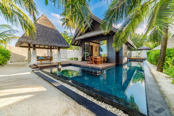 Ozen_Reserve_Bolifushi-Earth-Pool-Villa-Außenansicht-mit-Pool