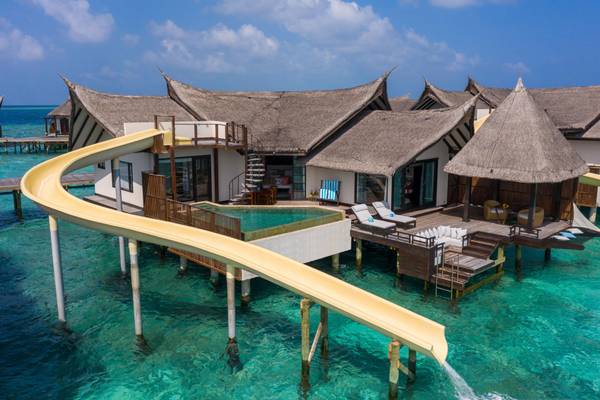 Ozen-Reserve-Bolifushi-Ocean-Pool-Suite-with-Slide-Außenansicht-mit-Rutsche
