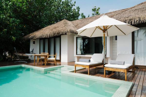 Noku-Maldives-Beach-Pool-Villa-Außenansicht-mit-Pool