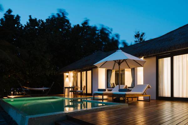 Noku-Malidves_Beach-Sunset-Pool-Villa-Pool-Außenansicht-am-Abend