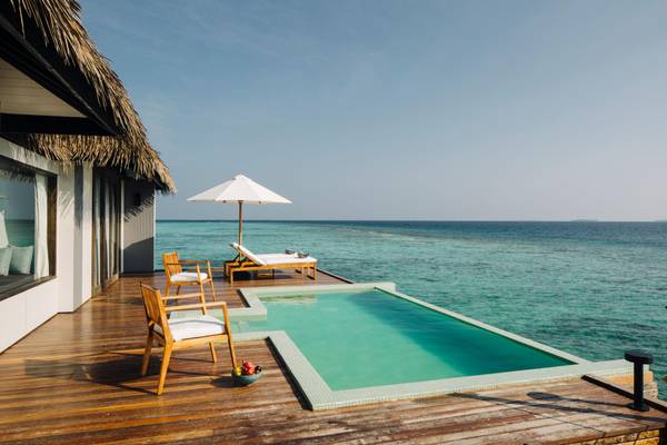 Noku-Maldives_Water-Sunset-Pool-Villa-Pool-und-Terrasse