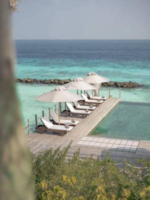 JW-Marriott_Maldives_Winter-Escape-Sonnenschirme-am-Pool