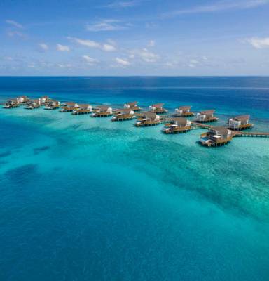 JW-Marriott_Maldives_Winter-Escape-Wasservillen-Steg