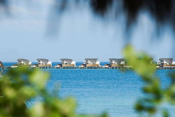 JW-Marriott_Maldives_Winter-Escape-Wasservillas-vom-Strand-aus-gesehen