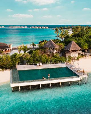 JW-Marriott_Maldives_Winter-Escape-Pool
