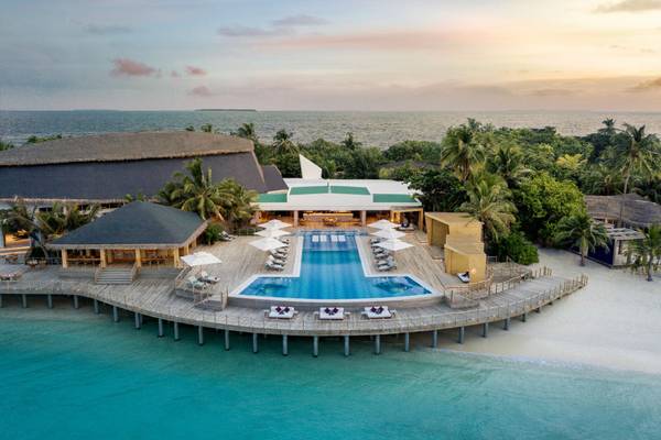 JW-Marriott_Maldives_Winter-Escape-Pool-Strand