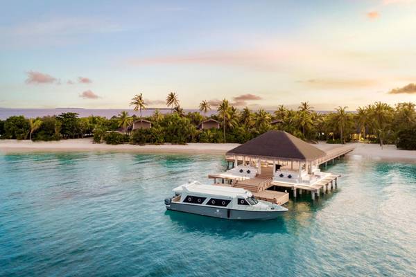 JW-Marriott_Maldives_Winter-Escape-Arrival-Yacht