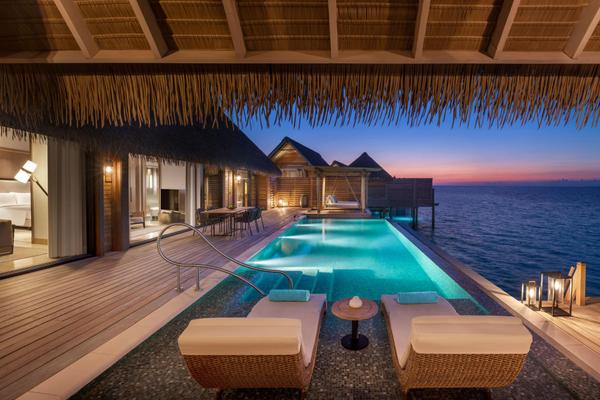 Waldorf-Astoria-Maldives-Two-Queen-Bedded Grand Reef Villa with Pool-Terrasse bei Nacht