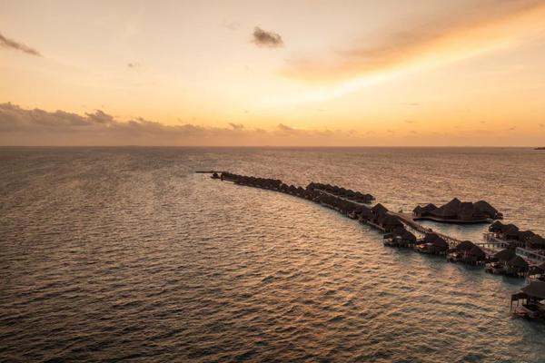 Constance_Halaveli_Maldives_Wasservillen_Sonnenuntergang