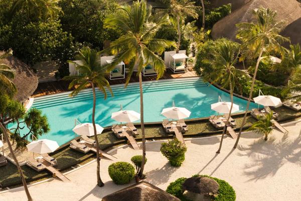 Constance_Halaveli_Maldives_Poolbereich