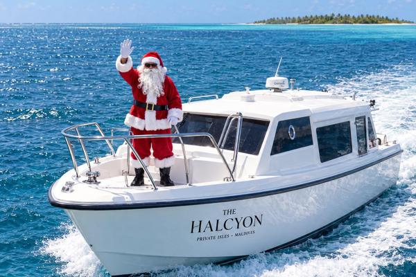 Weihnachtsmann-kommt-mit-Yacht-The-Halcyon-Private-Isles-Maldives