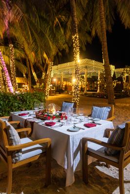 Weihnachtlich-gedeckter-Tisch-The-Halcyon-Private-Isles-Maldives