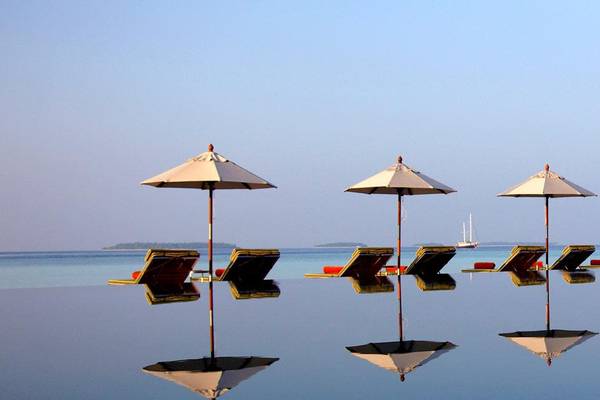 Sonnenliegen Pool | Anantara Kihavah Villas
